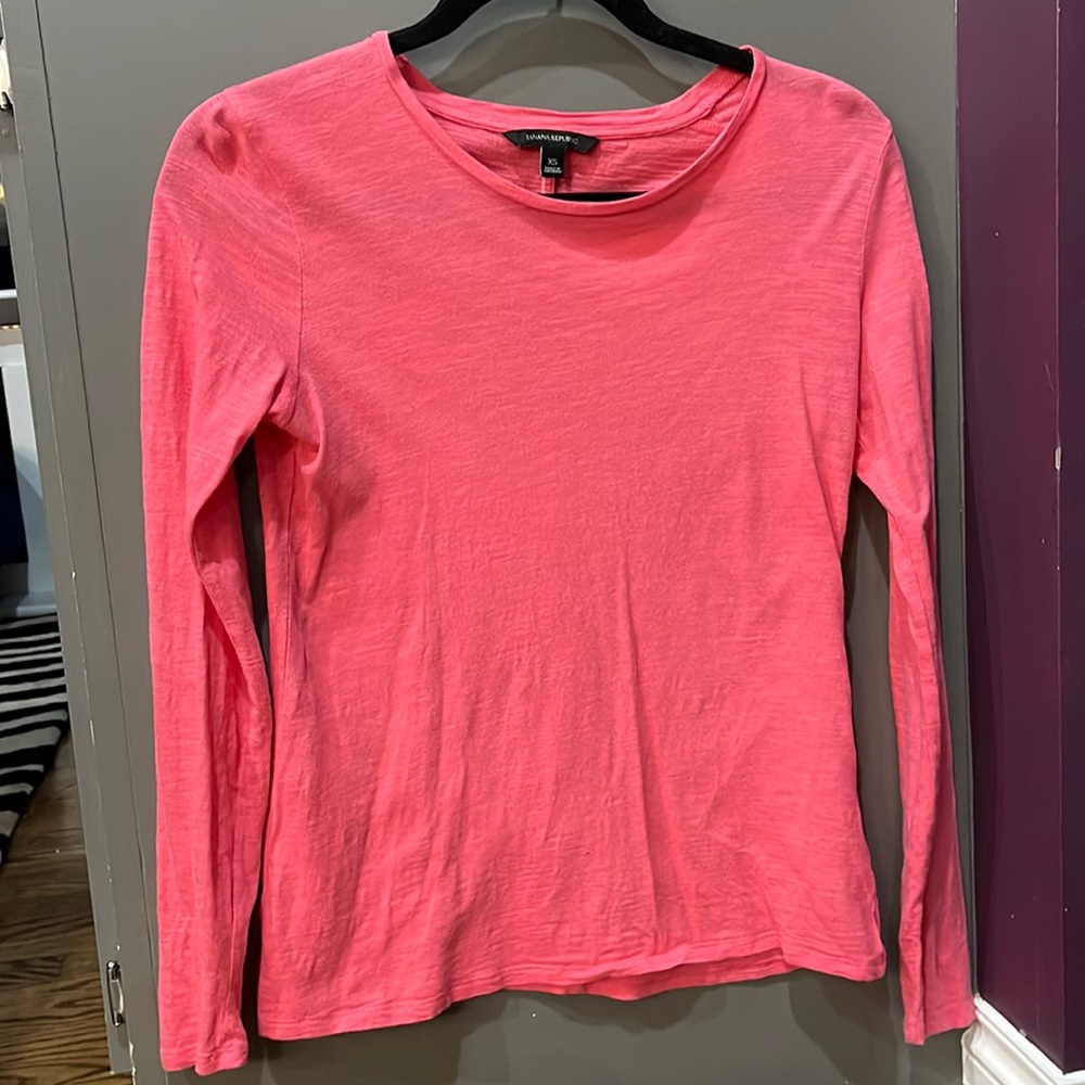 Banana Republic Women’s Long Sleeve Crew Neck Top. Size XS. Pink color.